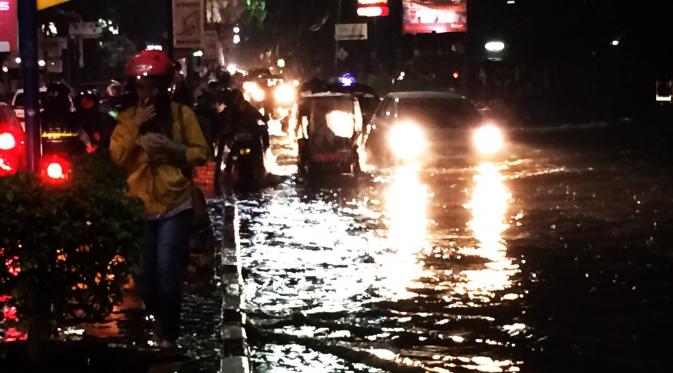 Hujan yang mengguyur Kota Cirebon, Jawa Barat, selama empat jam lebih menyebabkan sebagian kawasan tergenang. (Liputan6.com/Panji Prayitno)