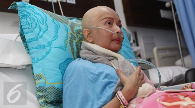 Yana Zein saat menerima wartawan di Rumah Sakit Siloam, Jakarta, Selasa (3/1). Yana Zein masih menjalani perawatan intensif terkait penyakit kanker payudara stadium 4 yang dideritanya. (Liputan6.com/Herman Zakharia)