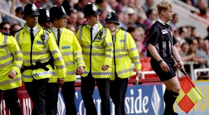 Polisi turun tangan untuk menenangkan penonton di duel West Ham vs Leeds yang menghasilkan tiga kartu merah (Sky Sports).