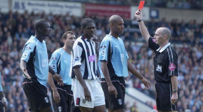 Wasit Mike Dean mengeluarkan kartu merah untuk Papa Bouba Diop (Sky Sports).