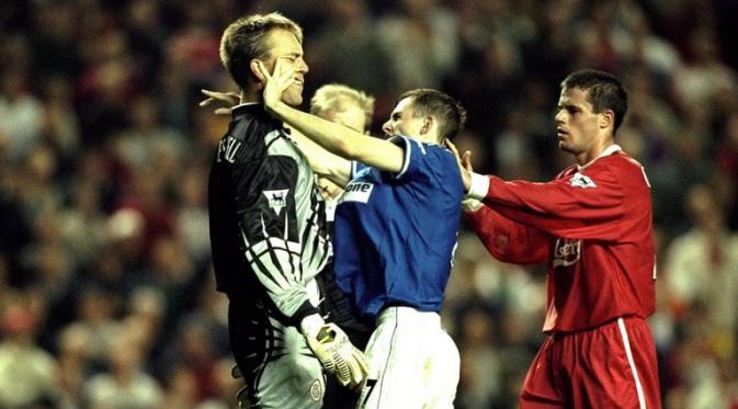 Kiper Liverpool Sander Westerveld dan striker Everton Francis Jeffers terlibat bentrok fisik diderby Merseyside (Sky Sports).