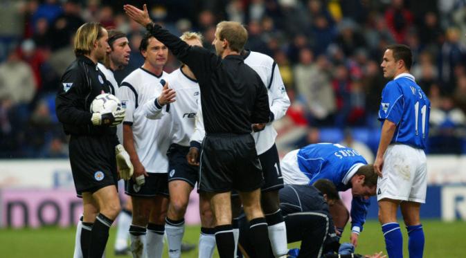 Punggawa Bolton Paul Warhurst diusir wasit pada pertandingan melawan Leicester City (Sky Sports).