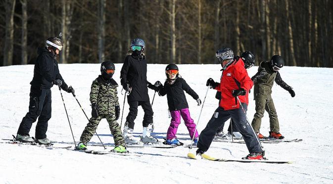 Angelina Jolie menikmati masa liburan tahun baru dengan bermain ski bersama anak-anaknya. (Foto: Dailymail)