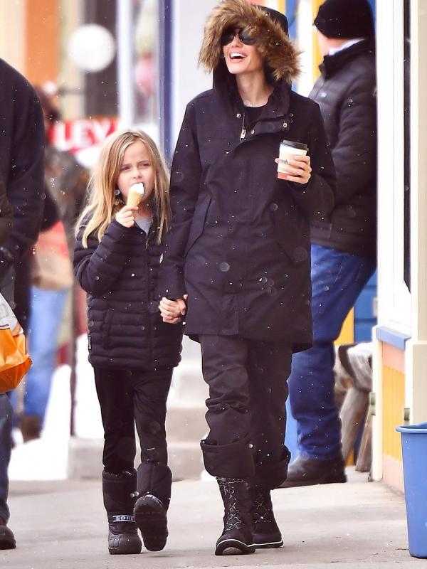 Angelina Jolie dan Vivienne menikmati liburan tahun baru di Colorado. (Foto: Dailymail)