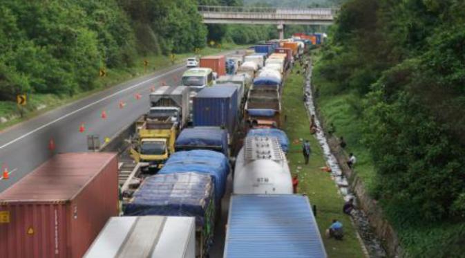 Kendaraan besar kembali beroperasi, kemacetan parah terjadi kembali di Tol Cipularang karena pengalihan bus dan truk masuk arteri Purwakarta. (Liputan6.com/Abramena)