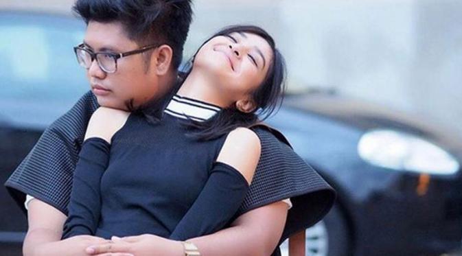 Rickya Cuaca memeluk mesra Mikha Tambayong (Instagram)