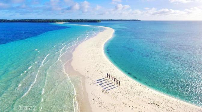 Pantai Ngurtafur, Kepulauan Kei, Maluku. (ilhamarch/Instagram)