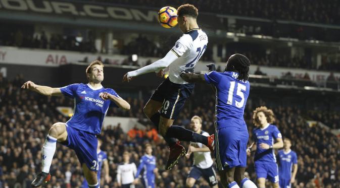 Proses gol sundulan yang dicetak gelandang Tottenham, Dele Alli, ke gawang Chelsea. Dua gol kemenangan Spurs yang dicetak Alli terjadi pada menit ke-45+1 dan 54. (AP/Alstair Grant)
