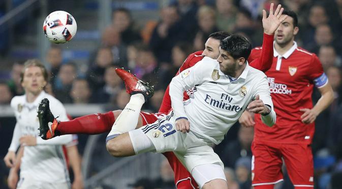 Striker Real Madrid, Alvaro Morata, berusaha mengontrol bola saat melawan Sevilla. Real Madrid mengandalkan James Rodriguez, Marco Asensio, dan Alvaro Morata sebagai trio di lini depan. (AP/Stringer)