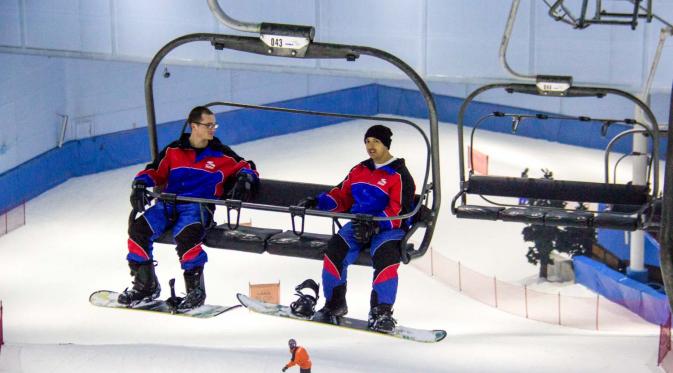 Pengunjung bisa menikmati indahnya pemandangan Ski Dubai di atas kursi gantung atau chairlift, dengan ketinggian sekitar lima meter.