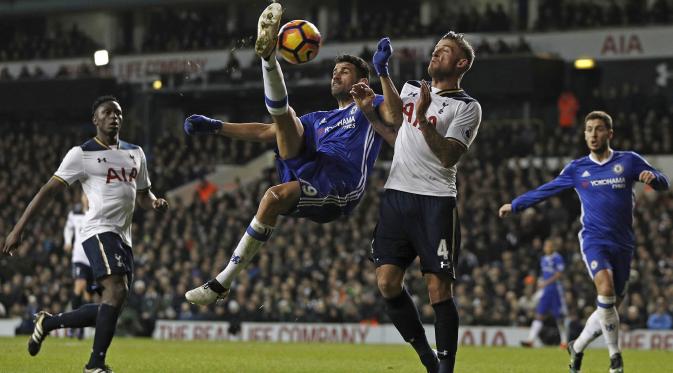  Striker Chelsea, Diego Costa, melakukan tendangan salto saat melawan Tottenham pada laga Liga Inggris. (AFP/Adrian Dennis)