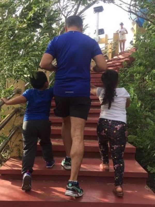 Raul Lemos bersama anak-anak Krisdayanti. (Instagram - @raullemos06)