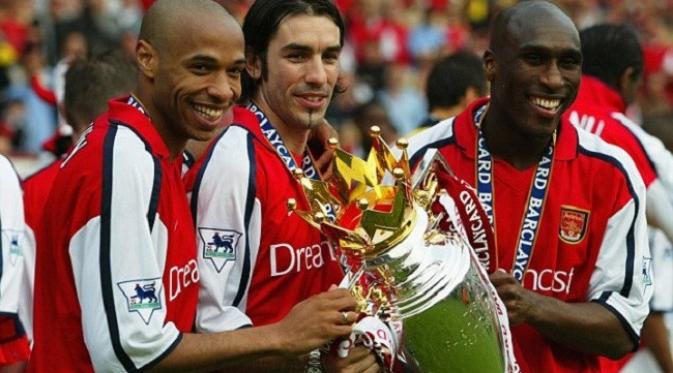 Arsenal memetik 13 kemenangan berturut-turut untuk menduduki takhta Liga Inggris 2001-2002. (Daily Mail)