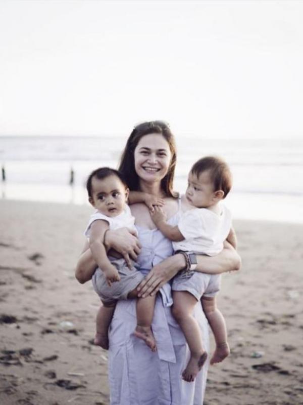 Istri Ringgo Agus Rahman, Sabai Morscheck bersama anak mereka, Bjorka dan putra Ayudia Bing Slamet. (Instagram - @sabaidieter)