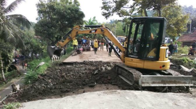 Pihak Bina Marga tengah melakukan perbaikan jalan di Majalengka. (Liputan6.com/Panji Prayitno)