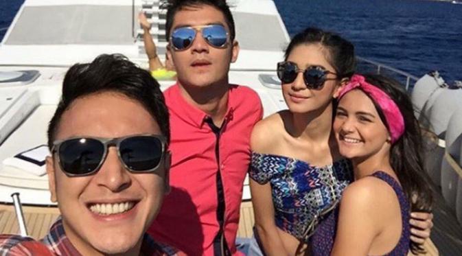 Mikha Tambayong bersama Boy William, Dimas Anggara, dan Amanda Rowles di kapal laut (Foto: Instagram)