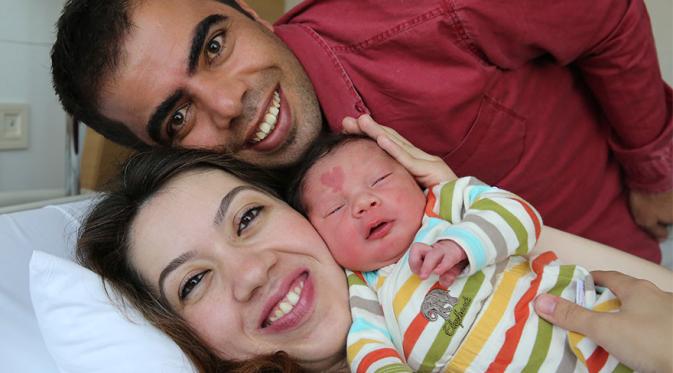 Çinar Engin dan kedua orangtuanya. (Via: boredpanda.com)