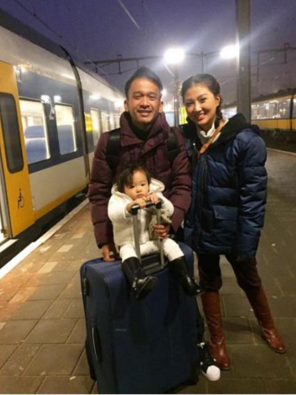 Ruben Onsu bersama sang istri, Sarwendah Tan, dan anaknya, Thalia. (Instagram - @sarwendah29)