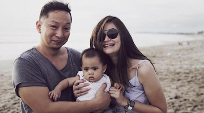 Sabai Morscheck dan Ringgo Agus berpose dengan seorang anak tapi bukan Bjorka (Foto: Instagram)