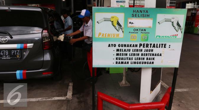 Petugas mengisi BBM kendaraan konsumen di SPBU, Jakarta, Kamis (5/1). PT Pertamina (Persero) menaikan harga Bahan Bakar Minyak Umum jenis Pertamax Series, Pertalite, dan Dexlite Rp 300 per liter. (Liputan6.com/Angga Yuniar)