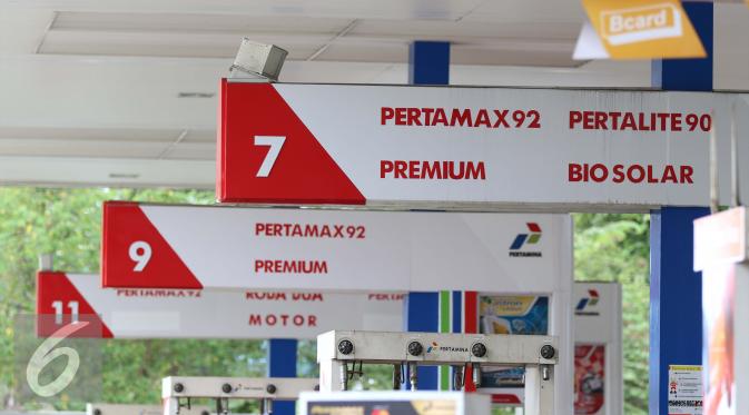 Papan petunjuk BBM yang berada di SPBU, Jakarta, Kamis (5/1). Penetapan harga BBM Umum jenis Pertamax, Pertamax Plus, Pertamax Turbo, Pertamina Dex, Dexlite dan Pertalite merupakan kebijakan korporasi Pertamina. (Liputan6.com/Angga Yuniar)