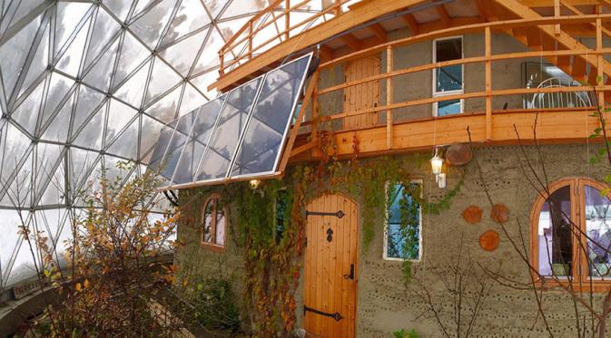 Sebuah keluarga memutuskan tinggal di kutub utara dengan sebuah rumah kaca (foto : boredpanda.com)