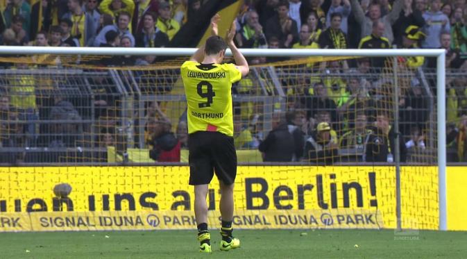 Kepergian Robert Lewandowski pada musim panas 2014 ditangisi para fans Borussia Dortmund. (youtube.com)