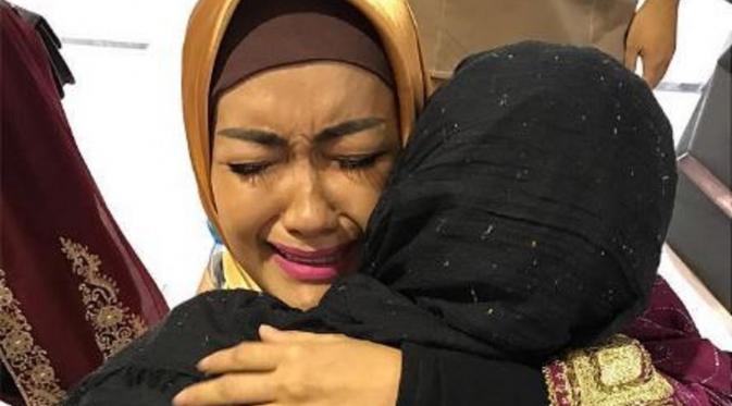 Julia Perez menangis sambil memeluk Ria Irawan (Instagram/@juliaperrezz)