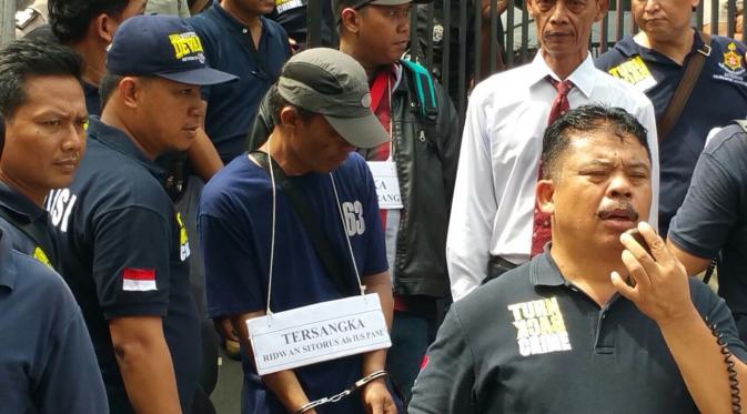Tersangka Ius Pane menjalani prarekonstruksi perampokan Pulomas di rumah korban Dodi Triono (Liputan6.com/ Nanda Perdana Putra)