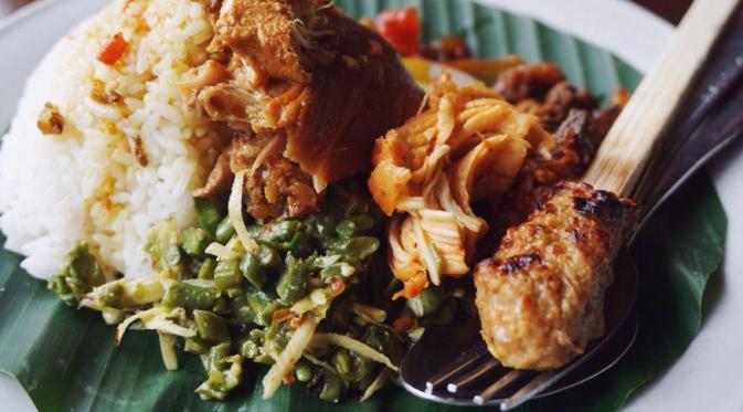 Nasi campur khas Nasi Ayam Kedewatan Ibu Mangku 