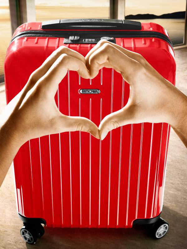 Saat berlibur di Hari Valentine Anda dapat menggunakan koper Rimowa Salsa Air yang didesain khusus untuk Anda di hari kasih sayang.