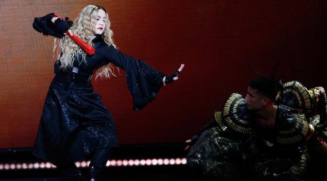 Penyanyi Madonna sering mempraktekkan yoga Ashtanga yoga, yang merupakan gaya yoga yang menitikberatkan pada kedinamisan gerakan dan transisi antar postur gerakan. (AFP Photo/Francois Guillot)