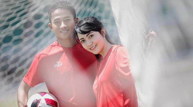 Bayu Gatra Sanggiawan dan calon istrinya Venty Dwi Pratiwi, mesra bak duet pesepak bola di lapangan hijau. (Bola.com/Dok. Pribadi/Fahrizal Arnas)
