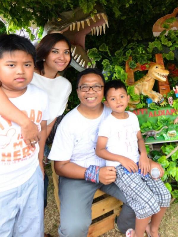 Oon Project Pop bersama istri tercinta Dessy Rosalianita serta dua anaknya (Dok. Keluarga)