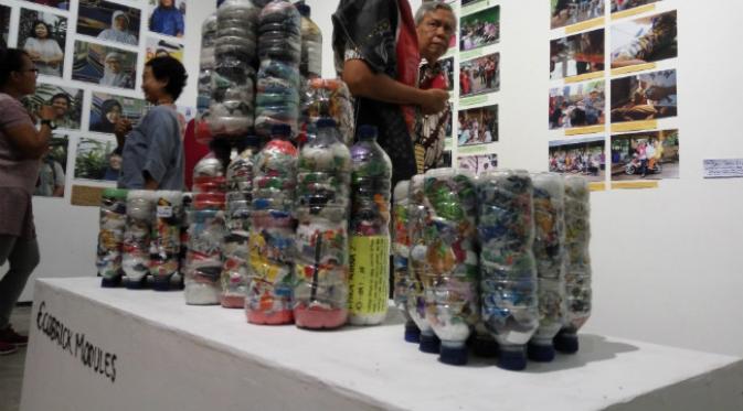 Pengunjung melihat pameran yang menampilkan kegiatan pembuatan bata dari sampah plastik. (Liputan6.com/Switzy Sabandar)