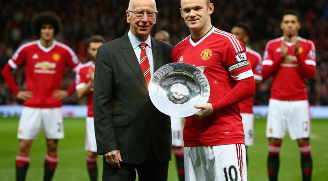 Sir Bobby Charlton dan Wayne Rooney. (Twitter)