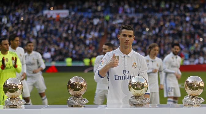 Cristiano Ronaldo berpose depan empat trofi Ballon d'Or miliknya  (AP Photo/Francisco Seco)