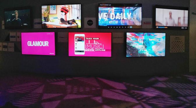Sejumlah TV dengan resolusi tinggi dipamerkan di pameran teknologi Consumer Electronics Show (CES) yang berlangsung sejak 5 Januari 2017. (Liputan6.com/Corry Anestia) 