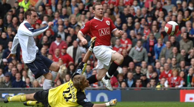 Striker Manchester United, Wayne Rooney, saat menghadapi Bolton pada laga Premier League, 17 Maret 2006. (AFP/Paul Barker). 