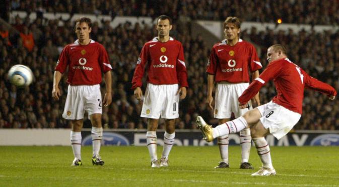 Striker Manchester United, Wayne Rooney, melepaskan tendangan bebas yang berujung gol saat menghadapi Fenerbache di ajang Liga Champions, 28 September 2004. (BBC).