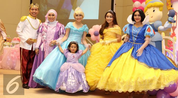Kebahagiaan Ayu Ting Ting bersama keluarga di pesta ulang tahun putrinya yang ketiga, Bilqis Khumairah Razak. (Herman Zakharia/Liputan6.com)