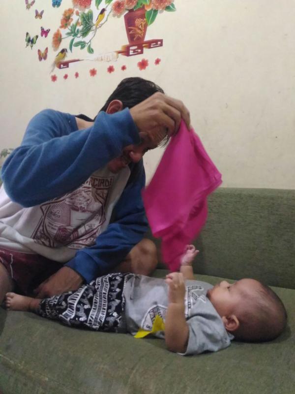 Baby Aru juga senang main tangkap kain. 