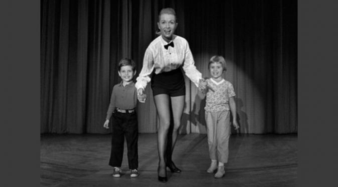 Debbie Reynolds mengajak dua anaknya, Carrie dan Todd ke atas panggung pada 1963 silam (Vanity Fair)