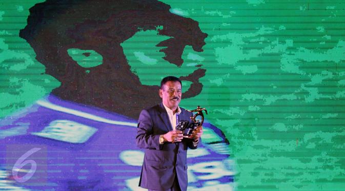 Manager Persib Bandung, Umuh Muchtar usai menerima trofi fair play ISC 2016 pada malam penghargaan di Hotel Aryaduta Bandung, Minggu (8/1). (Liputan6.com/Helmi Fithriansyah)