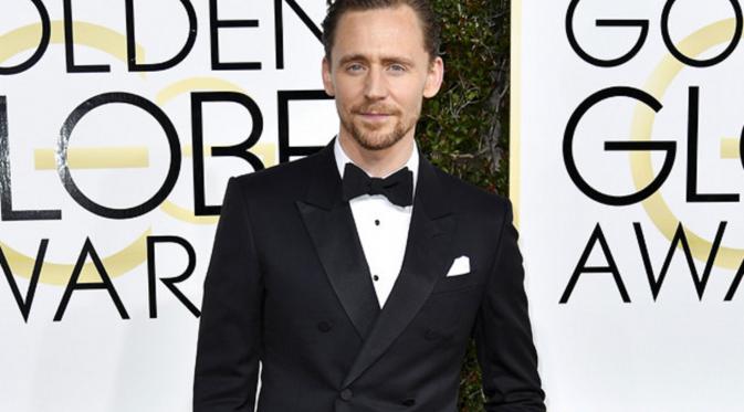 Tom Hiddleston dalam Golden Globe Awards 2017 (REX/Shutterstock/E! News)