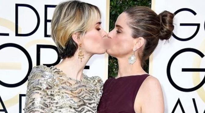Sarah Paulson dan Amanda Peet berciuman di depan publik saat menghadiri Golden Globe Awards 2017 (Foto: People)