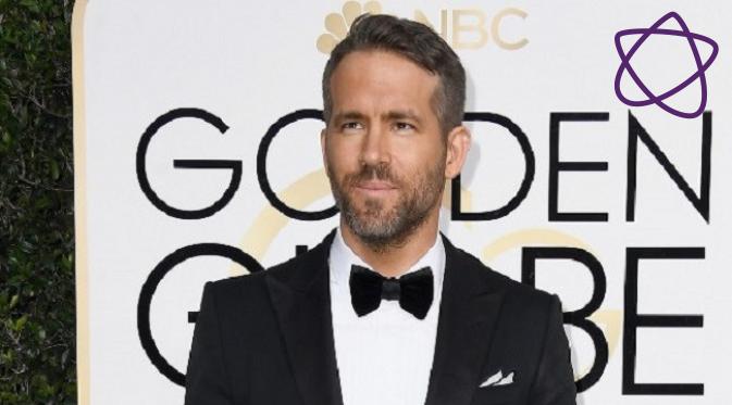 Ryan Reynolds dan Andrew Garfield berciuman di Golden Globes 2017. (AFP/Bintang.com)