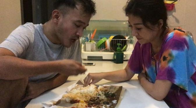 Nikmatnya Ruben Onsu dan Sarwendah Tan makan nasi Padang (Foto: Instagram)