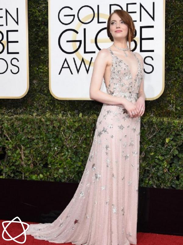 Penampilan Emma Stone saat menghadiri Golden Globes 2017. (AFP/Bintang.com)