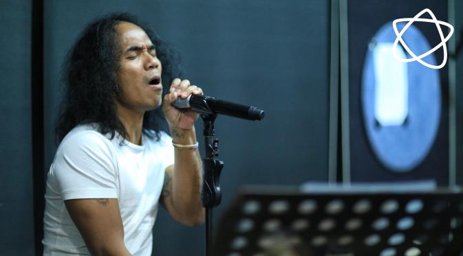 "Nanti ada tukeran lagu juga ama Sheila on 7. Kita bawain lagu Sheila, mereka bawain lagu kita Lagunya apa, rahasia, nanti tonton aja," ujar Bimbim usai jalani latihan. (Adrian Putra/Bintang.com)